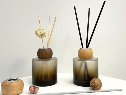 Round Glass Diffuser Bottles With Wooden Lids — view 2