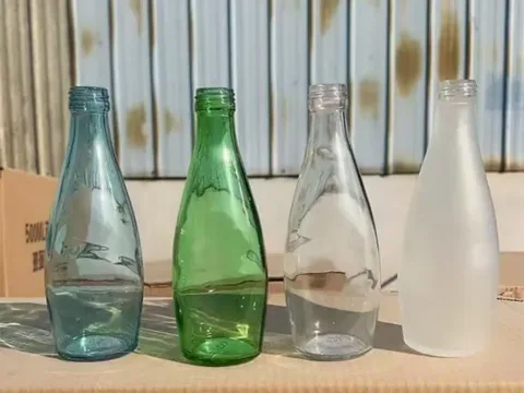 Glass Juice Bottles With Screw Lids — view 2