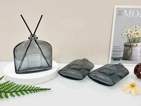 Grey Flat Square Glass Reed Diffuser Aromatherapy Bottles in — view 3